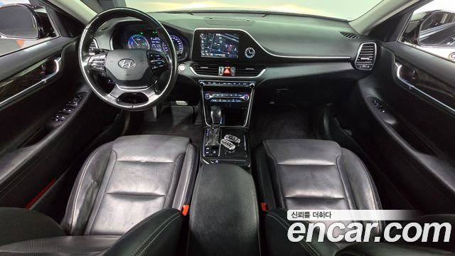 Hyundai Grandeur — interior
