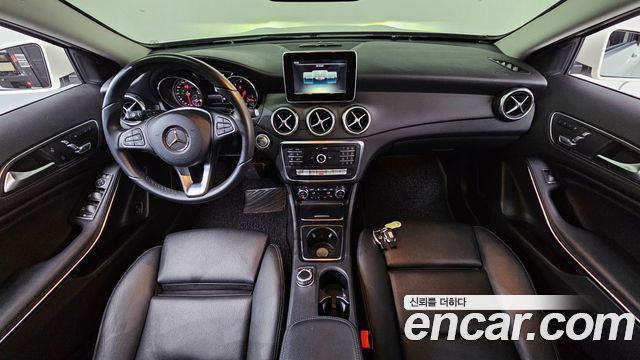 Mercedes-Benz GLA-Class — interior