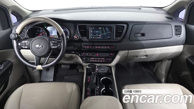 Kia Carnival — interior