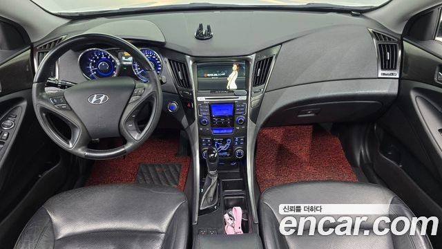 Hyundai Sonata — interior