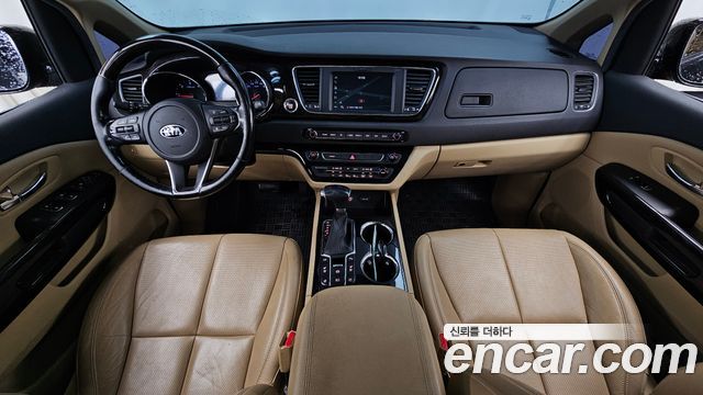 Kia Carnival — interior