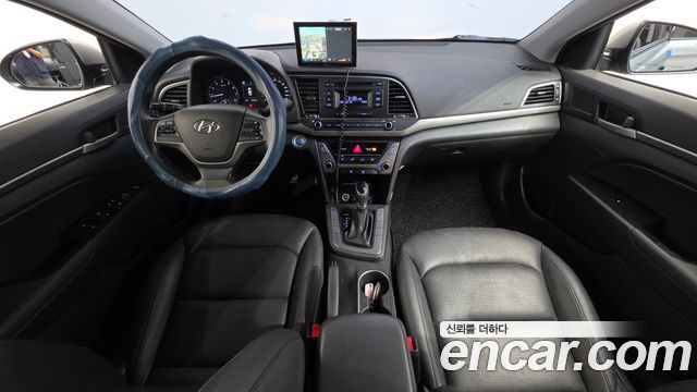 Hyundai Avante — interior