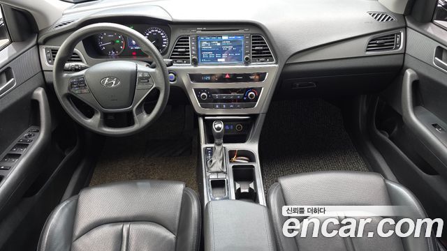 Hyundai Sonata — interior