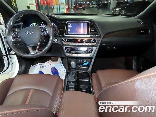 Hyundai Sonata — interior