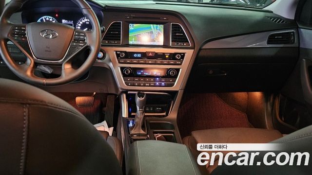 Hyundai Sonata — interior