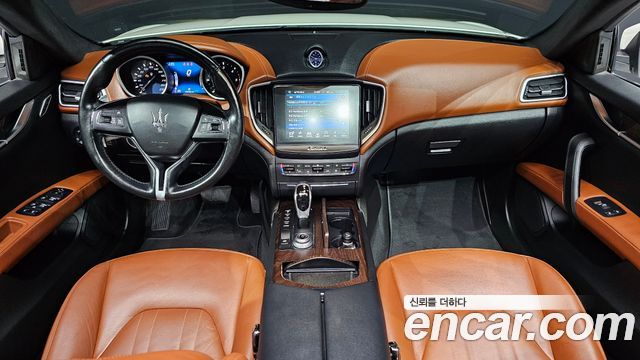 Maserati Ghibli — interior