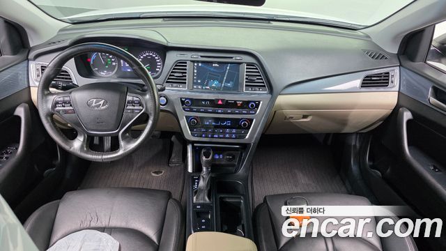 Hyundai Sonata — interior