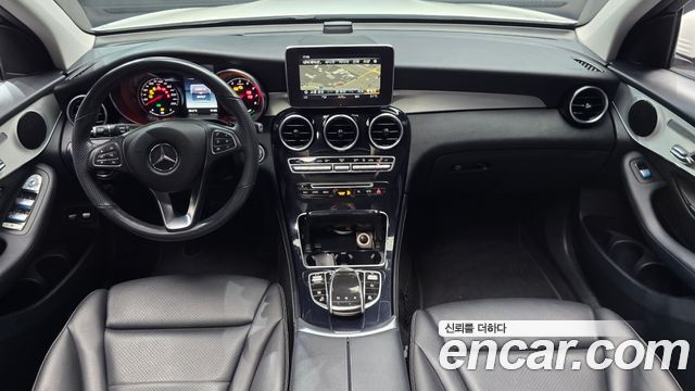 Mercedes-Benz GLC-Class — interior