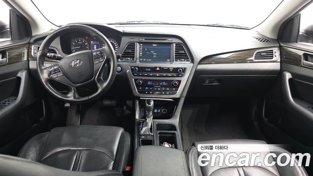 Hyundai Sonata — interior
