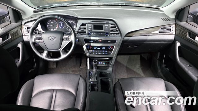 Hyundai Sonata — interior