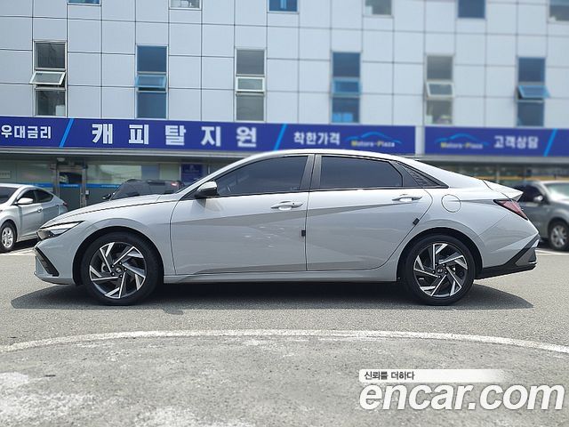 Hyundai Avante — interior