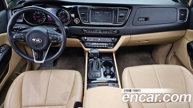 Kia Carnival — interior