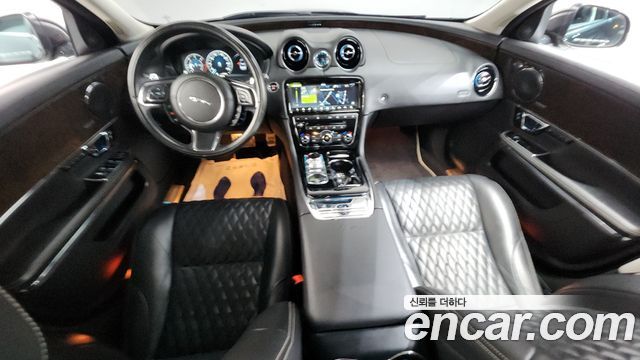 Jaguar XJ — interior