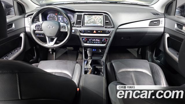 Hyundai Sonata — interior
