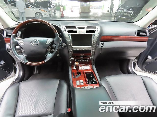 Lexus LS — interior