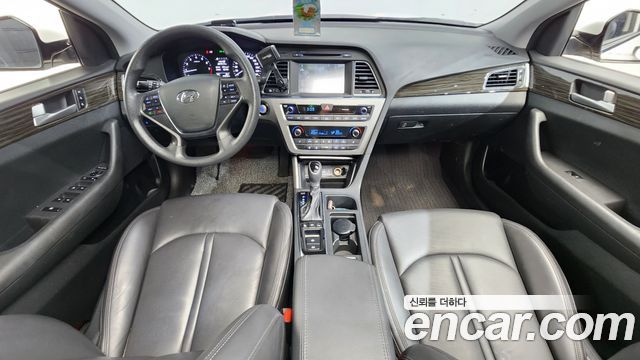 Hyundai Sonata — interior