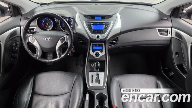 Hyundai Avante — interior