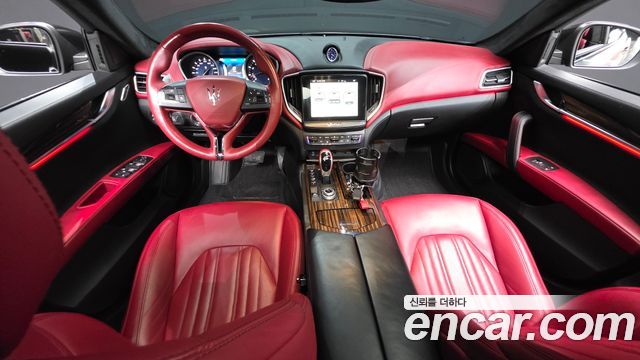 Maserati Ghibli — interior