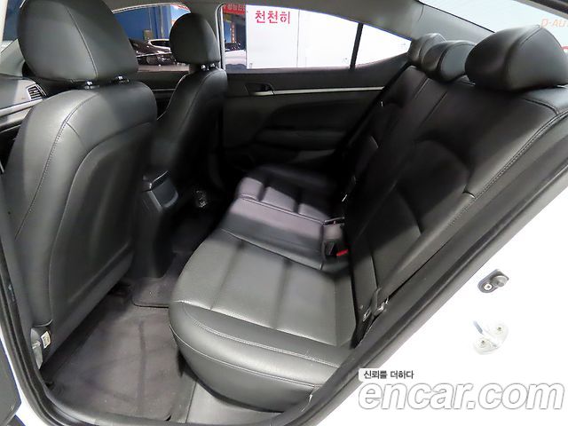 Hyundai Avante — interior