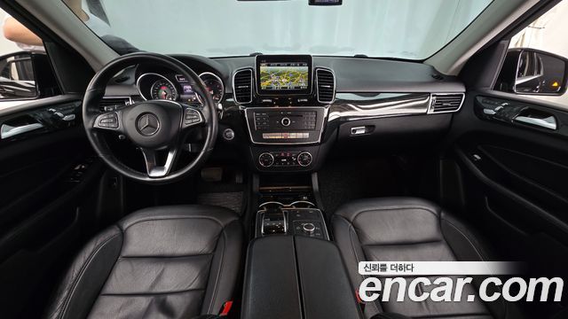 Mercedes-Benz GLE-Class — interior