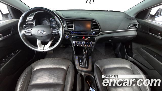 Hyundai Avante — interior