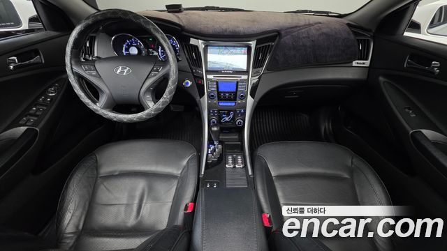 Hyundai Sonata — interior