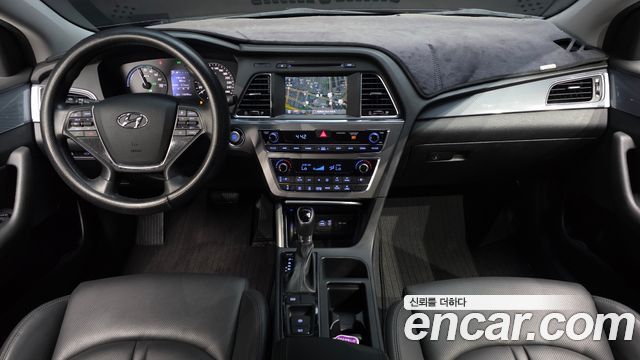 Hyundai Sonata — interior