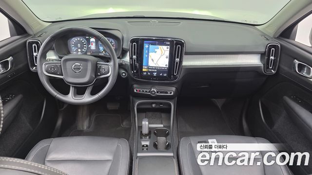 Volvo XC40 — interior