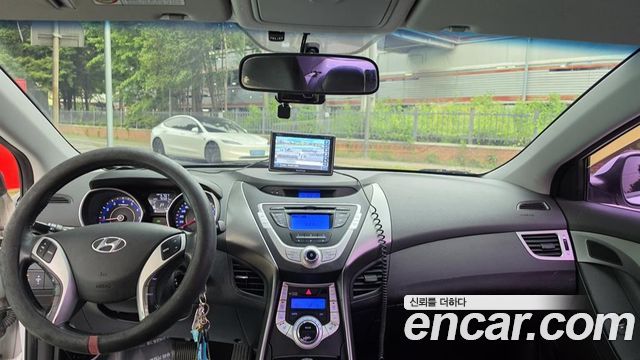 Hyundai Avante — interior