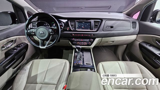 Kia Carnival — interior
