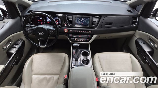 Kia Carnival — interior