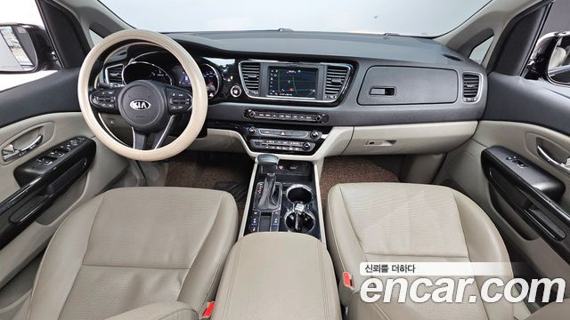 Kia Carnival — interior