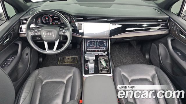 Audi Q7 — interior