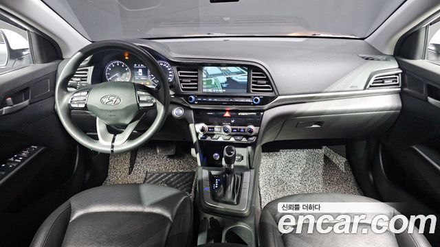 Hyundai Avante — interior