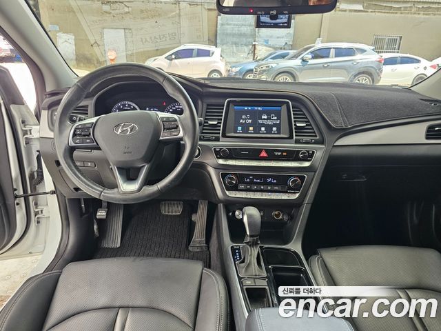 Hyundai Sonata — interior