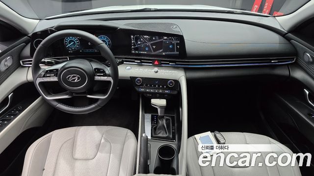 Hyundai Avante — interior