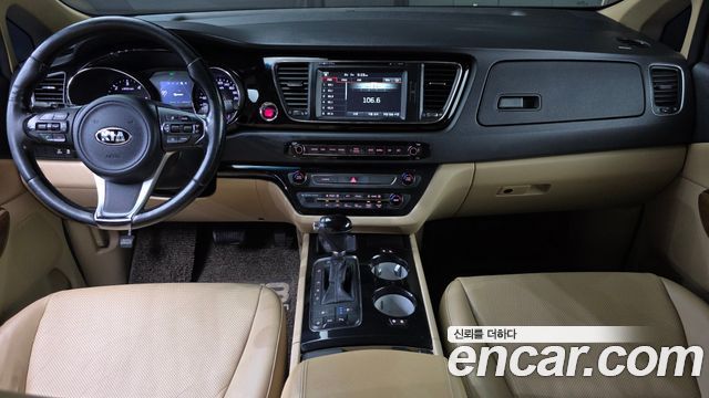 Kia Carnival — interior