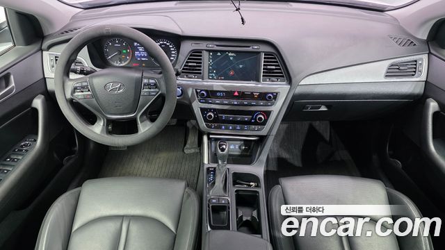 Hyundai Sonata — interior