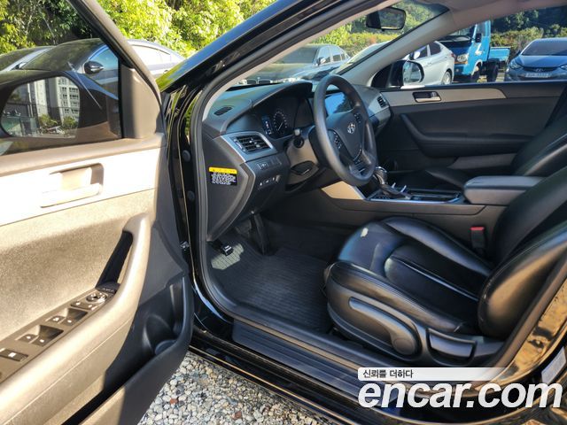 Hyundai Sonata — interior