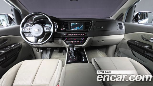 Kia Carnival — interior