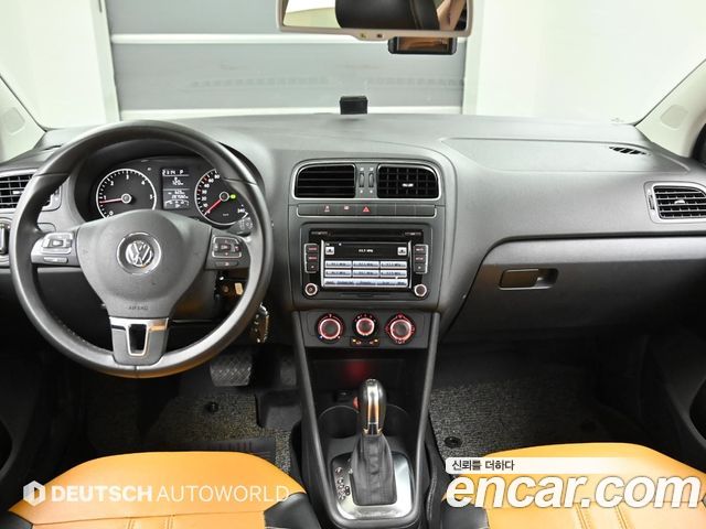 Volkswagen Polo — interior