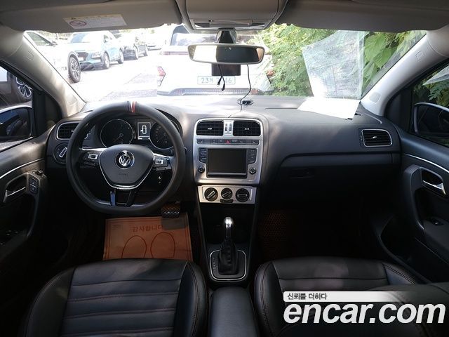 Volkswagen Polo — interior