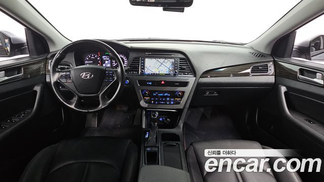 Hyundai Sonata — interior