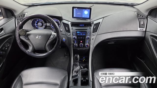 Hyundai Sonata — interior