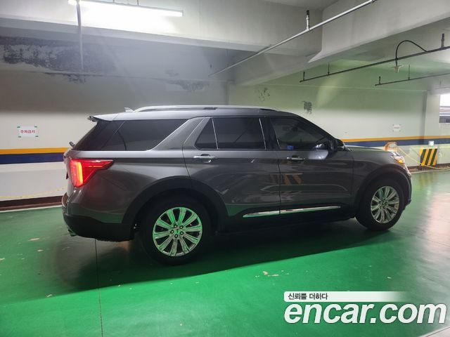 Ford Explorer — interior