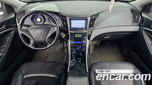 Hyundai Sonata — interior