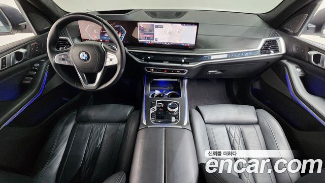 BMW X7 — interior