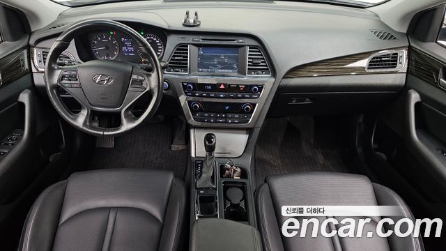 Hyundai Sonata — interior