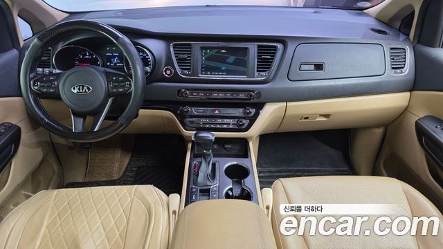Kia Carnival — interior