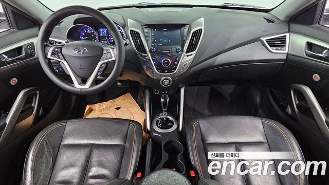 Hyundai Veloster — interior